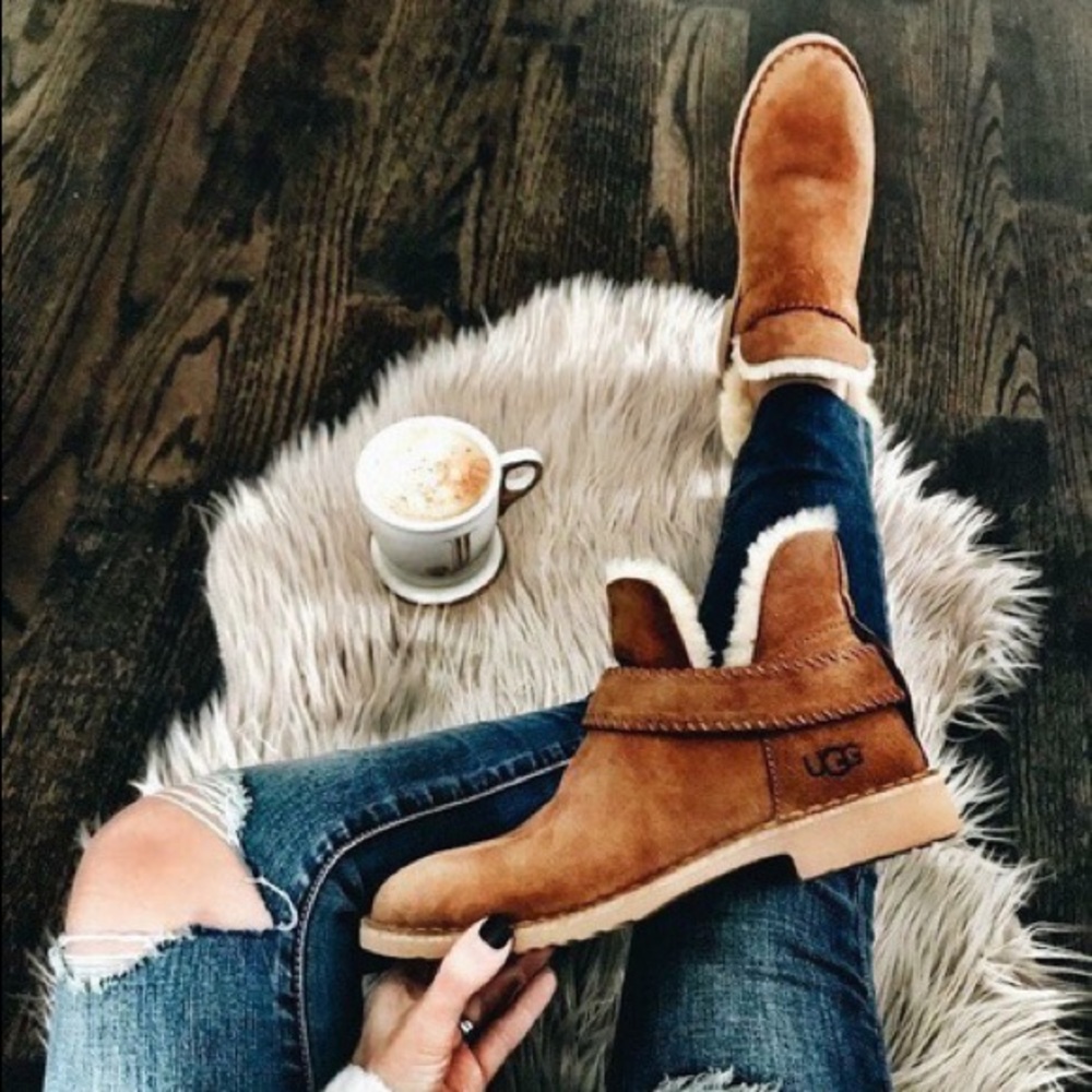 🎁 NWT- UGG McKay Boots 🦘